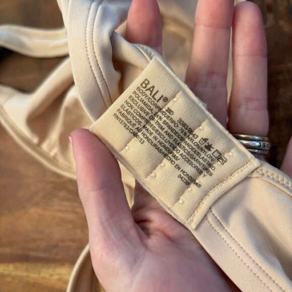 NWT Bali Womens Underwire Bra Adjustable Straps Non-Padded Beige Size 38D - Picture 4 of 4